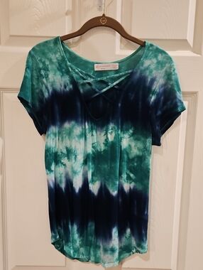 SO Tie-Dye Crisscross Neck Tee - Green & Navy